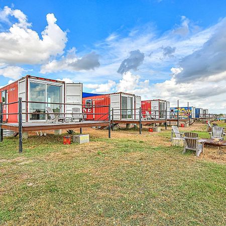 Flophouze Shipping Container Hotel Round Top Esterno foto