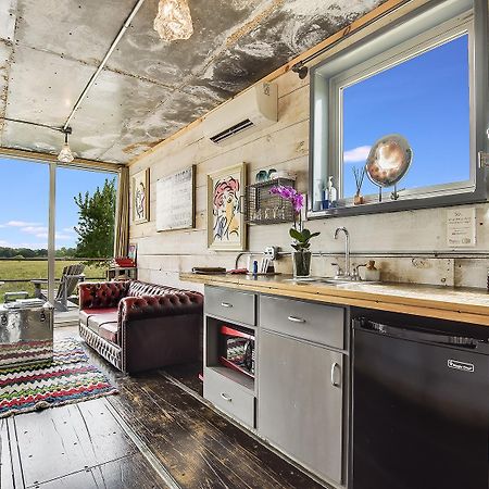 Flophouze Shipping Container Hotel Round Top Esterno foto