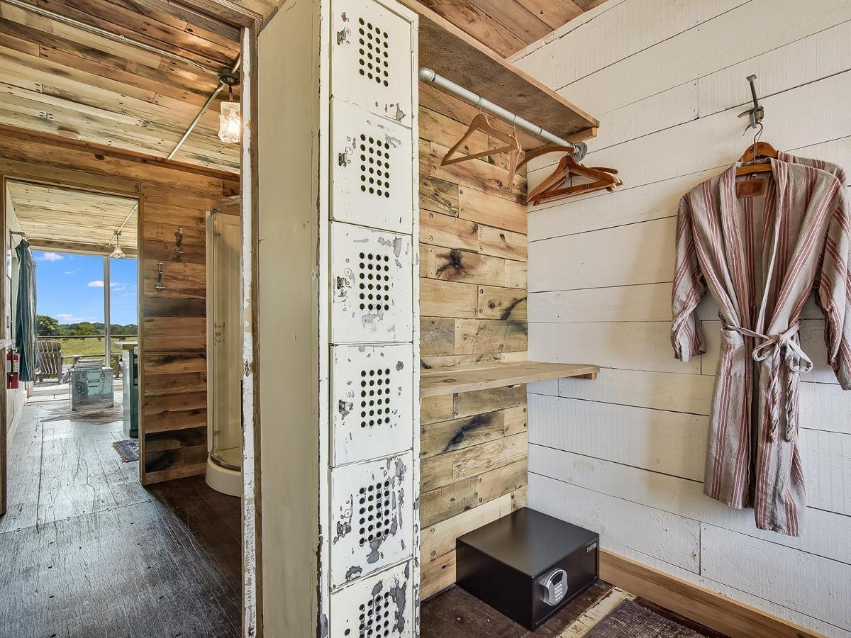 Flophouze Shipping Container Hotel Round Top Esterno foto