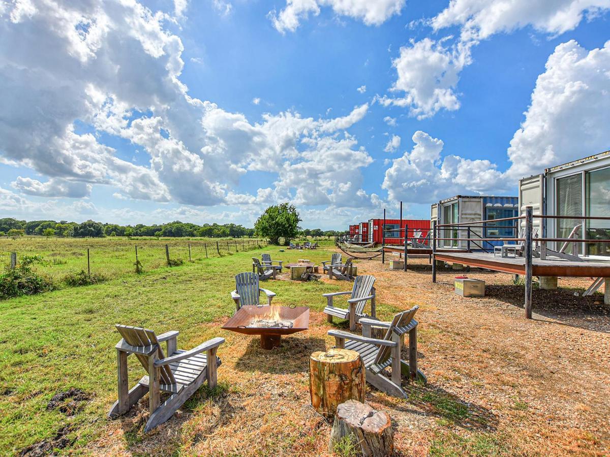 Flophouze Shipping Container Hotel Round Top Esterno foto