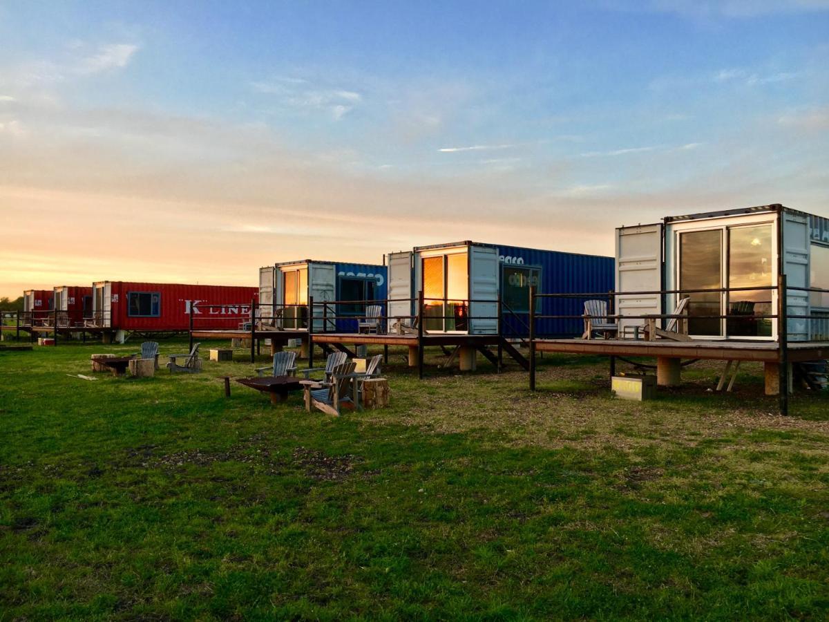 Flophouze Shipping Container Hotel Round Top Esterno foto