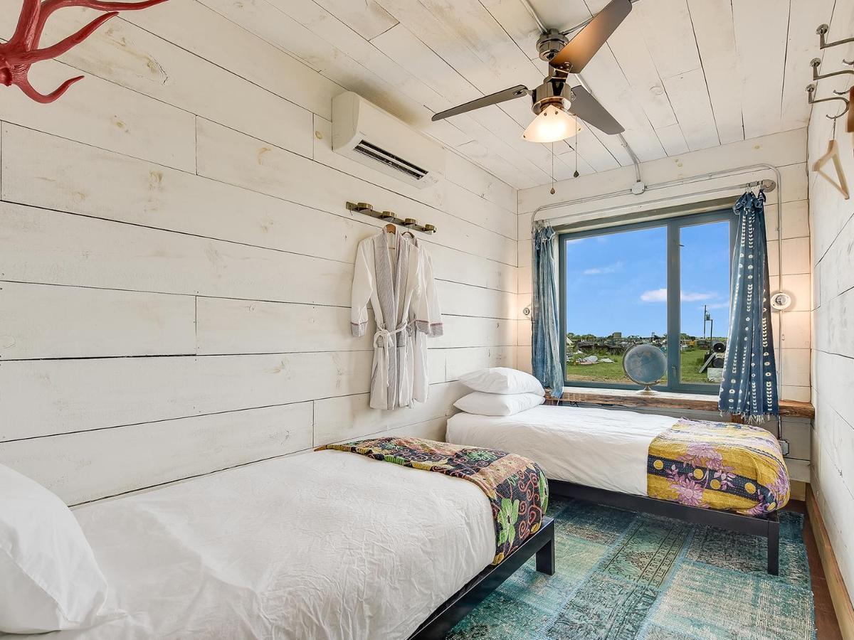 Flophouze Shipping Container Hotel Round Top Esterno foto