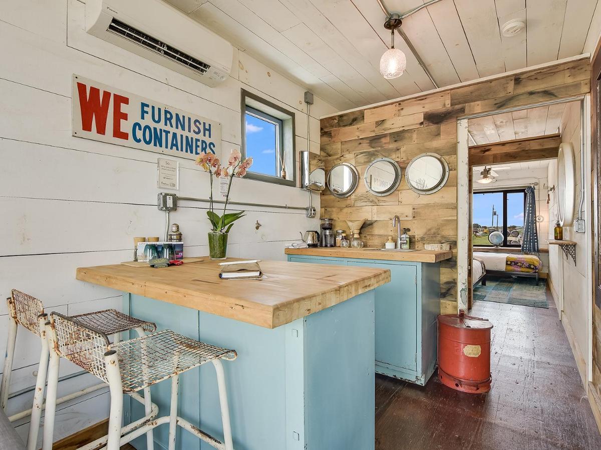Flophouze Shipping Container Hotel Round Top Esterno foto