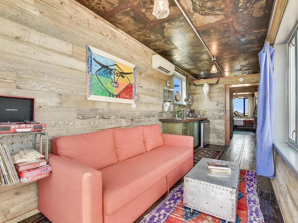 Flophouze Shipping Container Hotel Round Top Esterno foto