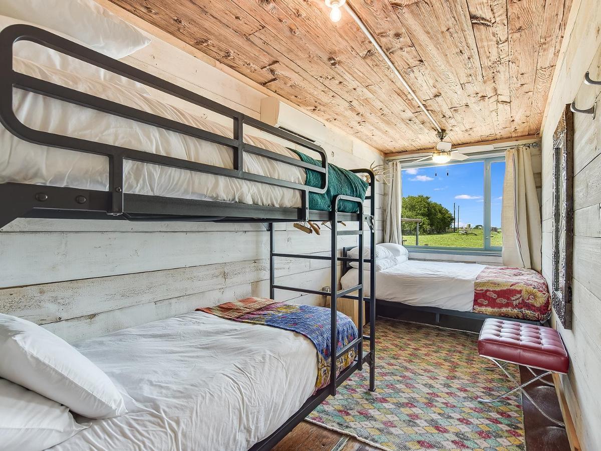 Flophouze Shipping Container Hotel Round Top Esterno foto