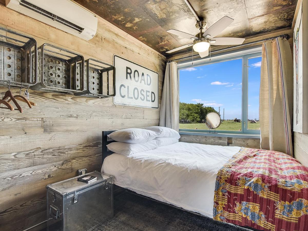 Flophouze Shipping Container Hotel Round Top Esterno foto