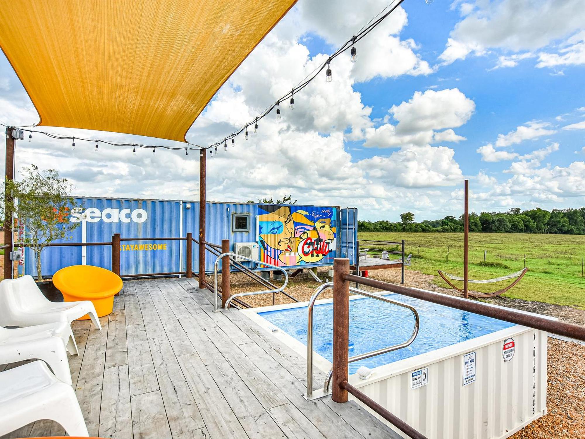 Flophouze Shipping Container Hotel Round Top Esterno foto