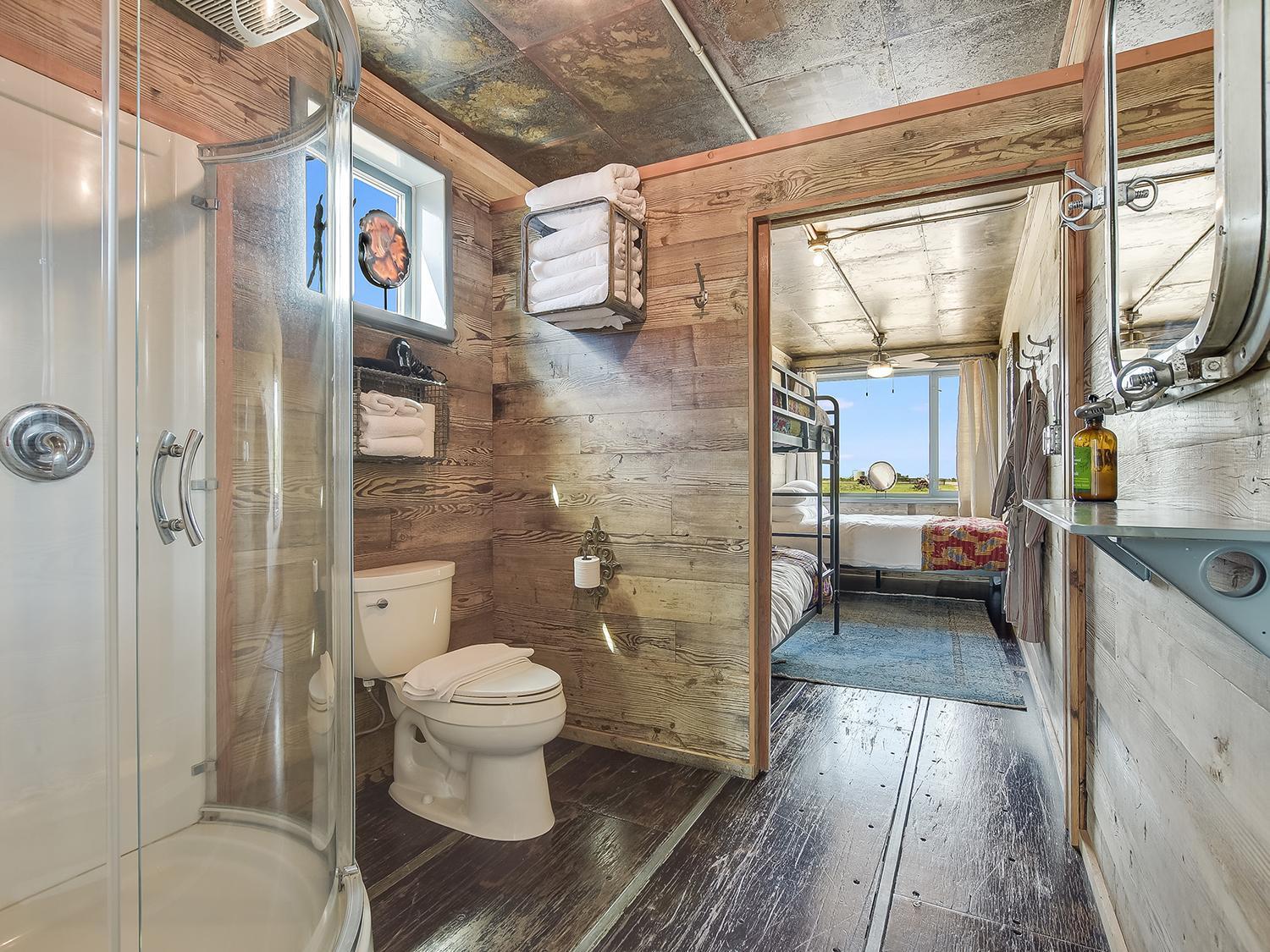 Flophouze Shipping Container Hotel Round Top Camera foto