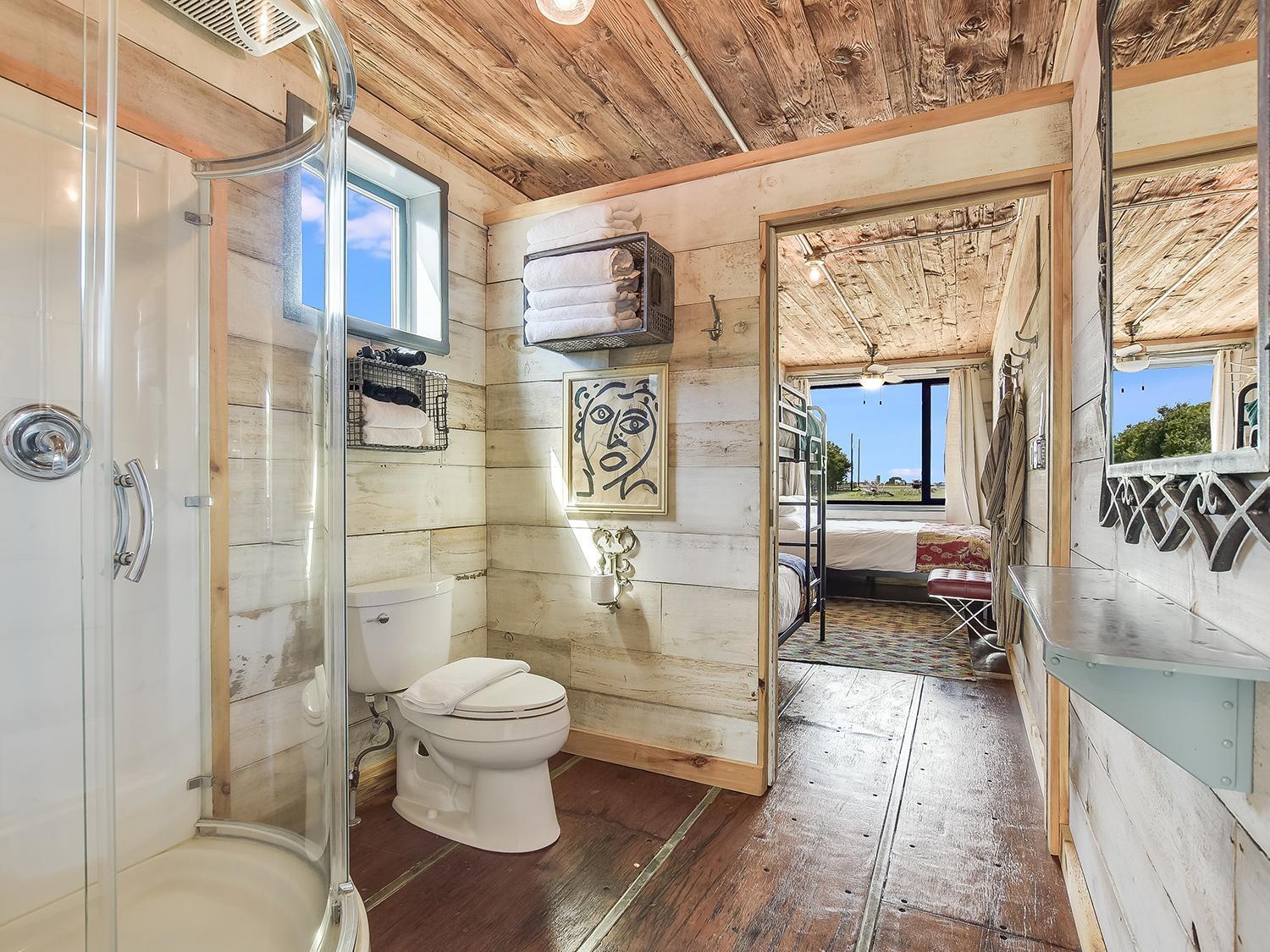 Flophouze Shipping Container Hotel Round Top Camera foto